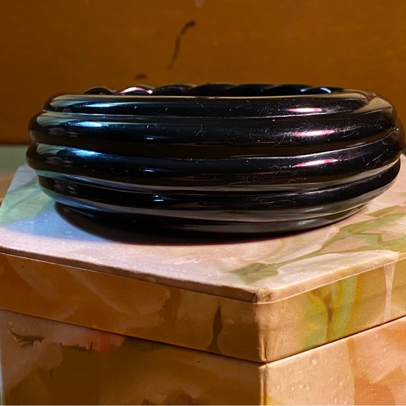 SALE 3/$20 VTG Chunky black lucite carved oval bangle,double sided twist - Picture 7 of 10